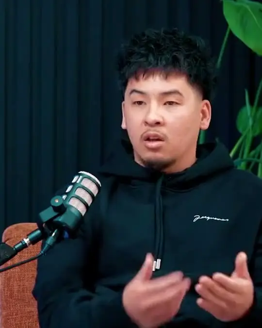 Phily en interview : chaque crâne est différent, il adapte la coupe au visage.