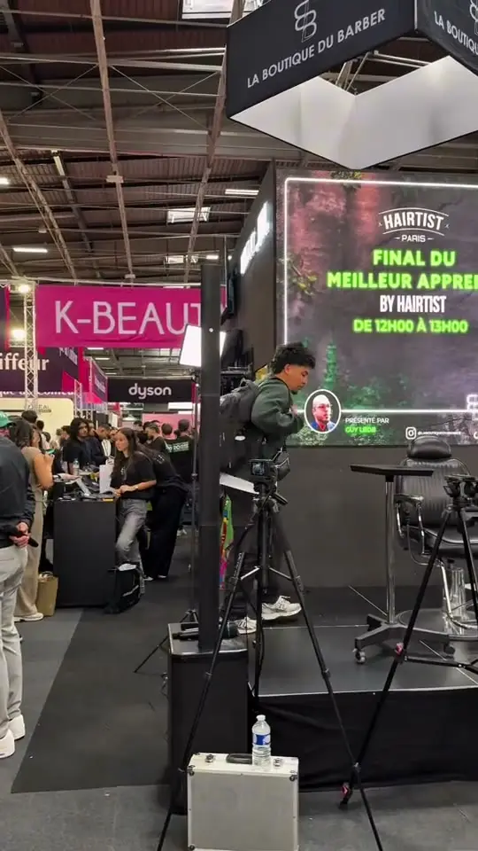 Phily coupe en finale du Meilleur apprenti by Hairtist, au Mondial Coiffure Beauté 2025, devant le public.