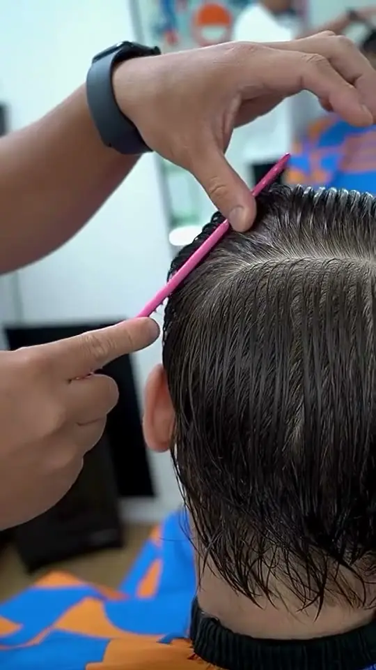 Un modern mullet coupé par Phily : les sections aux pinces, les ciseaux, le séchage, le dégradé à la tondeuse, puis le résultat.