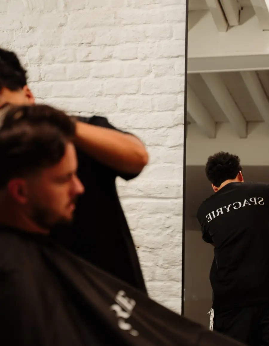 Phily au travail en salon, pendant un shooting.