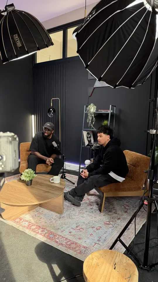 Phily en interview, dans un fauteuil, sous les projecteurs.